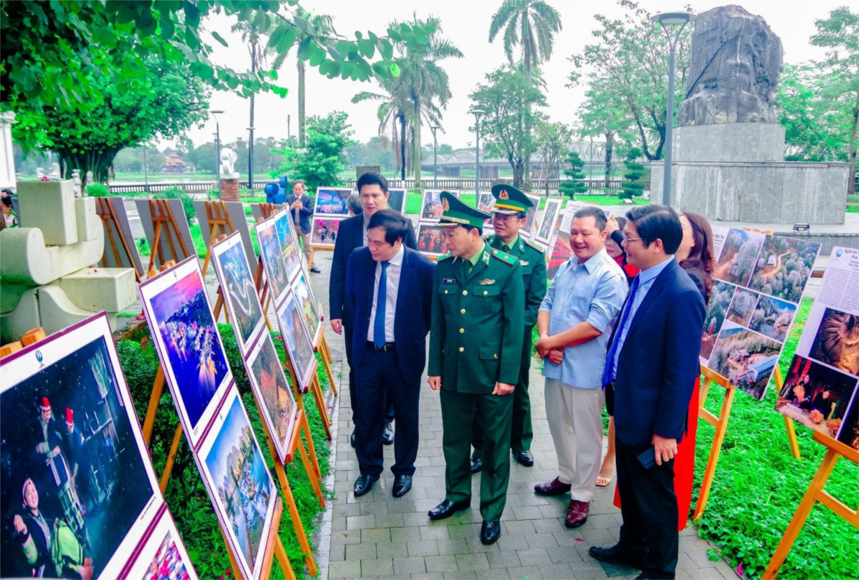 Thừa Thiên Huế: Khai mạc Triển lãm ảnh “Tự hào một dải biên cương” (29/12/2023)

